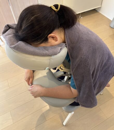 座ったままでも施術が可能に!新しい施術台を導入しました